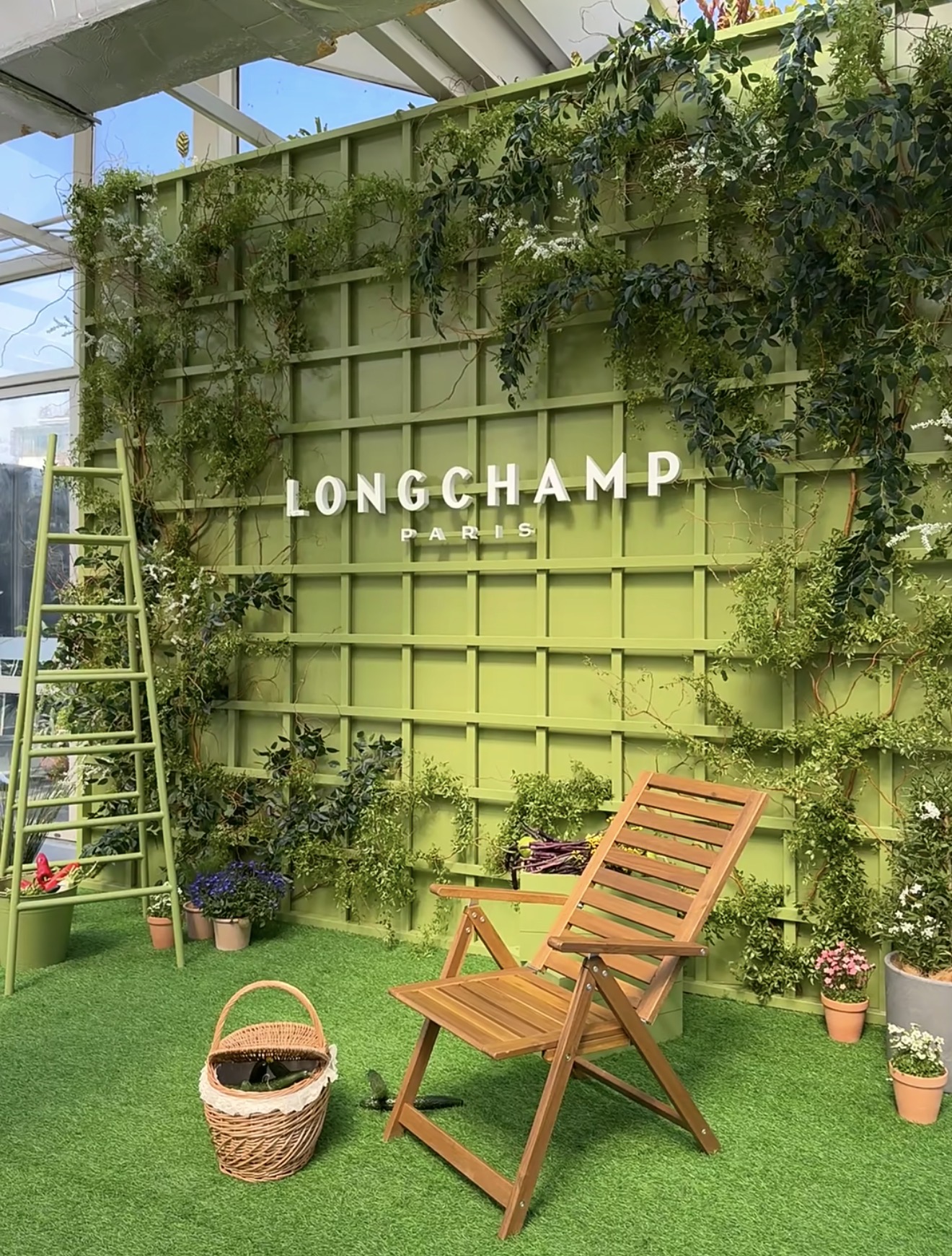 Garden wall backdrop with lounge seating